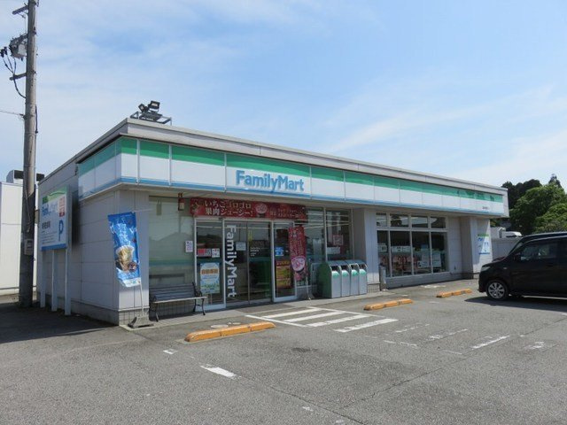 コンビニ　ファミリーマート 砺波新富町店（コンビニ）まで906m