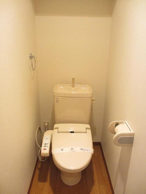 トイレ　落ち着いた色調のトイレです