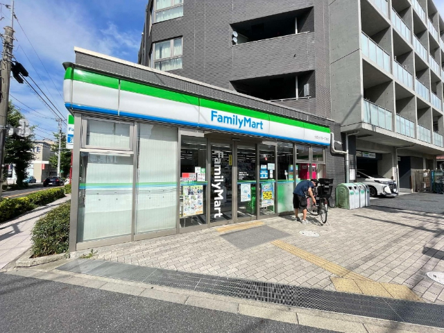 コンビニ　ファミリーマート世田谷下馬一丁目店（コンビニ）まで313m