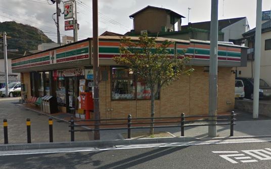 コンビニ　セブンイレブン 門司港松本店（コンビニ）まで165m