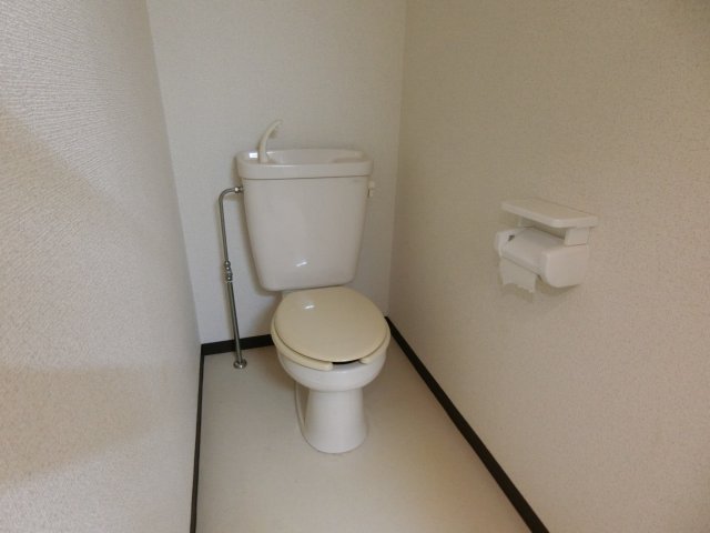 トイレ　他のお部屋の参考写真となります。