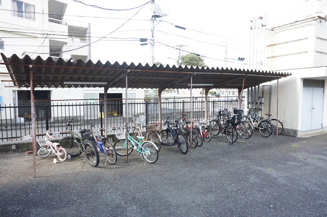 その他共有部分　雨の日でも安心して止められる屋根付の駐輪場です☆