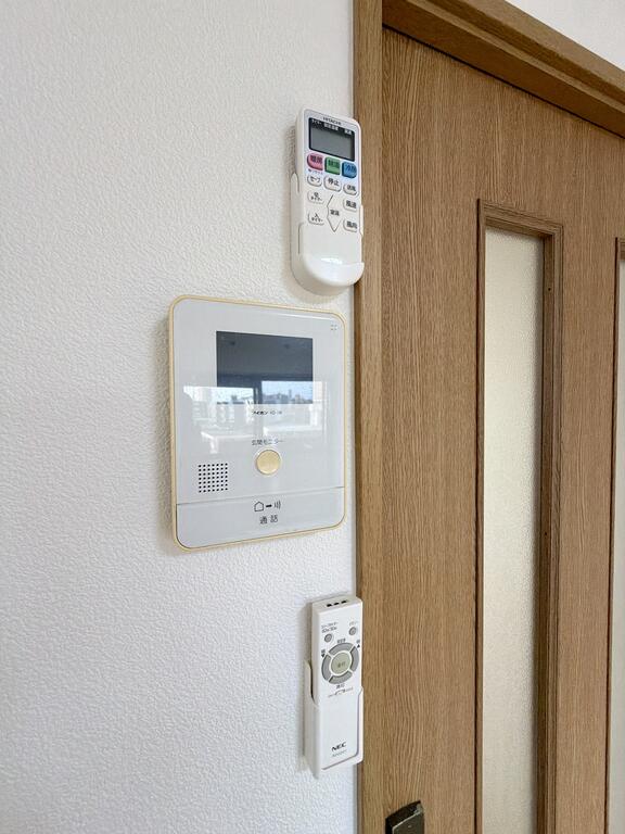 セキュリティ　モニター付インターホン完備。カラー映像・音声で来客確認可