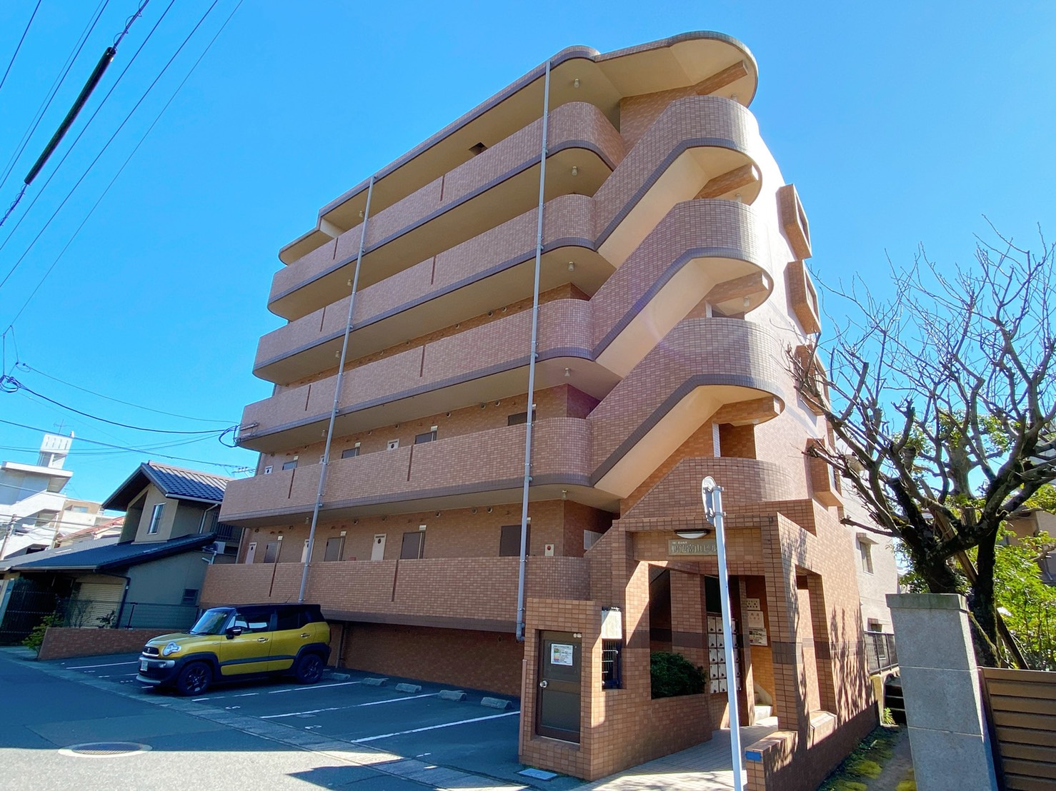 建物外観　鹿児島大学教育学部まで徒歩2分！共有部に防犯カメラあり〇