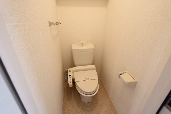 トイレ　温水シャワー付きトイレです