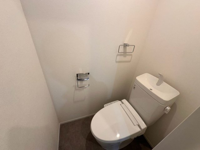 トイレ　落ち着いた色調のトイレです