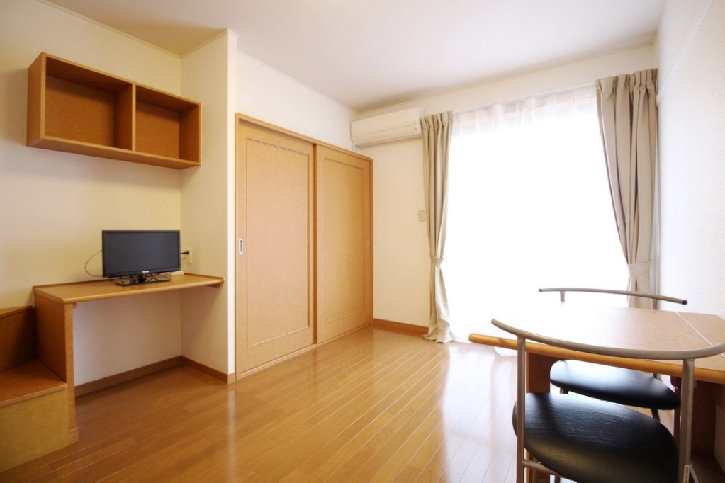 居室・リビング　家具・家電設置済みのお部屋です♪