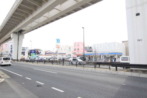 コンビニ　ローソン 足立谷在家店（コンビニ）まで600m