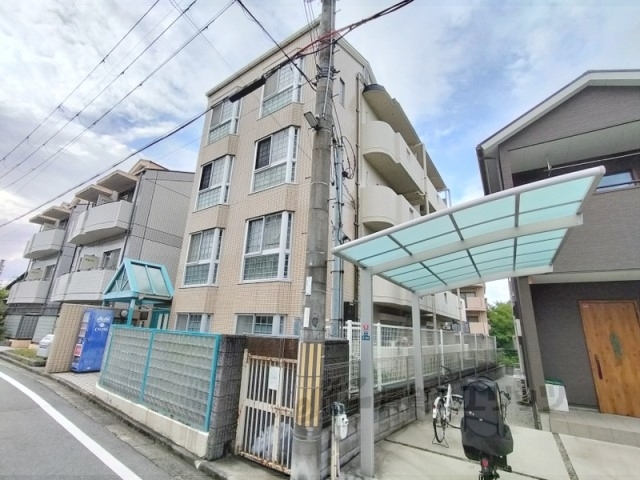 シャルルあやめ池の外観写真