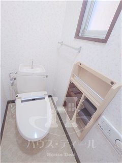 トイレ　落ち着いた色調のトイレです