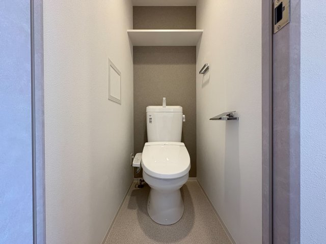 トイレ　落ち着いた色調のトイレです