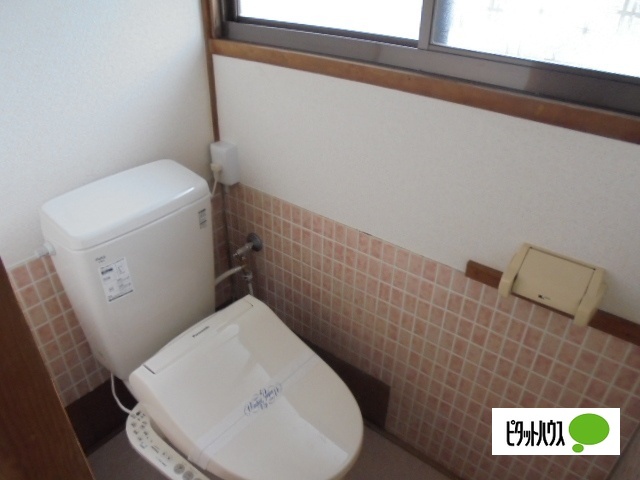 アルピコ交通上高地線 信濃荒井駅 徒歩14分 1階建 築48年のトイレ写真