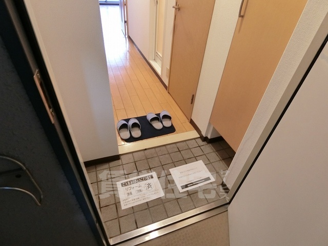 地下鉄東西線 小野駅 徒歩10分 3階建 築24年の玄関写真