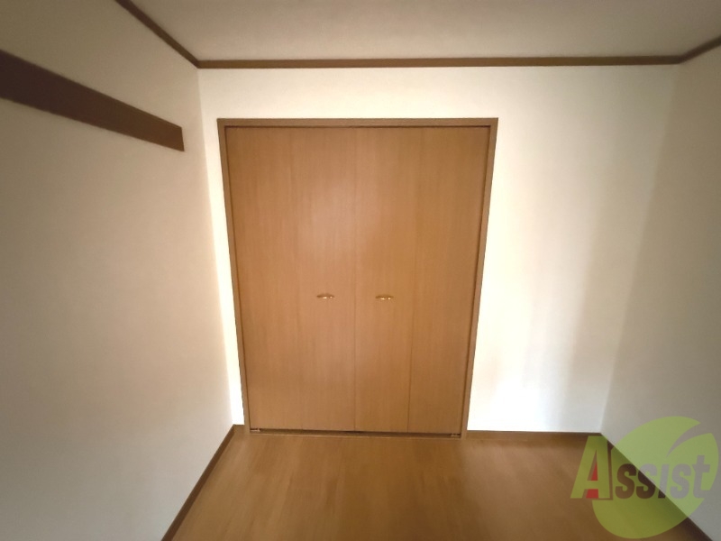 収納　洋室の収納の写真です。高さも幅もございます。