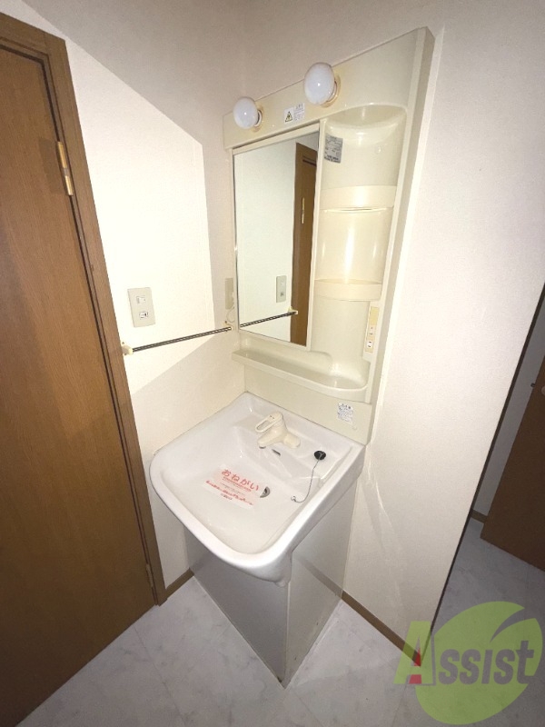 洗面設備　洗面台の写真です。朝の準備が捗りますね。