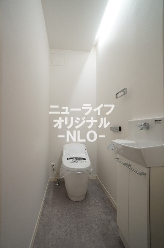 トイレ　デザイン性のあるロールシルエット便器を採用。