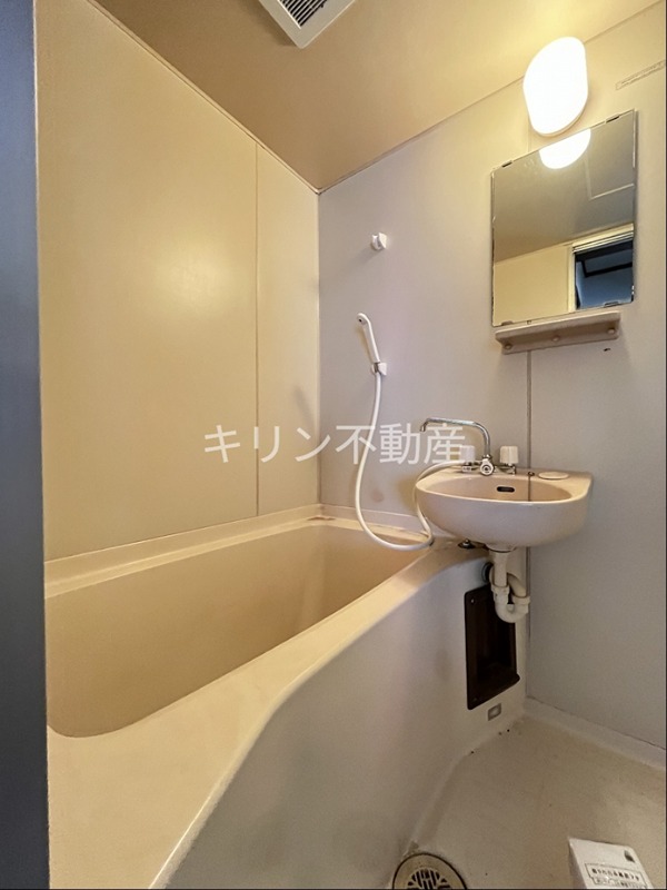 バス・シャワールーム　同建会社同モデル