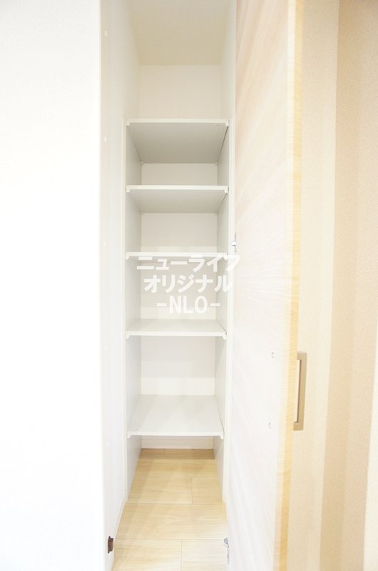 収納　キッチン横収納スペース☆棚付きで使いやすいです☆