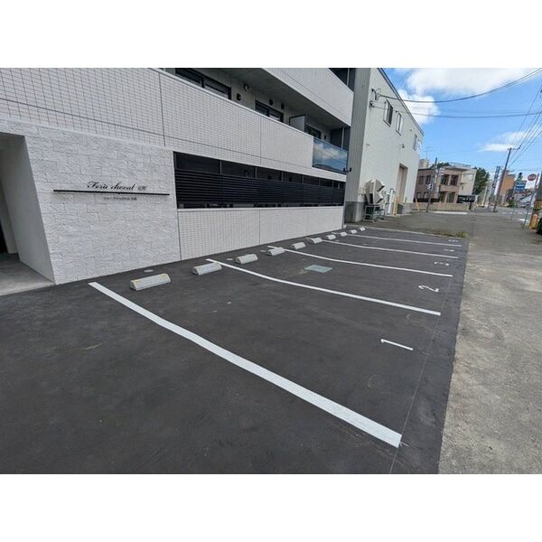 駐車場　駐車場に車を止められます
