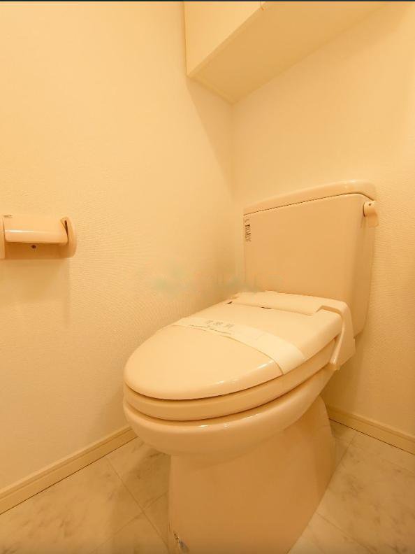 東急田園都市線 三軒茶屋駅 徒歩7分 4階建 築18年のトイレ写真