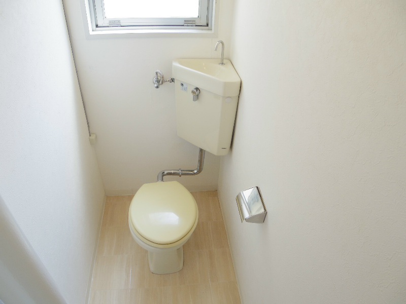 トイレ　トイレに窓もあります