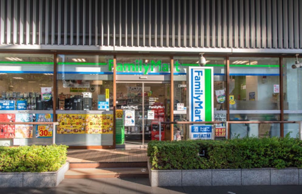 コンビニ　ファミリーマート 田町駅北店（コンビニ）まで79m