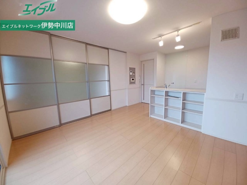 居室・リビング　別部屋反転参考写真です