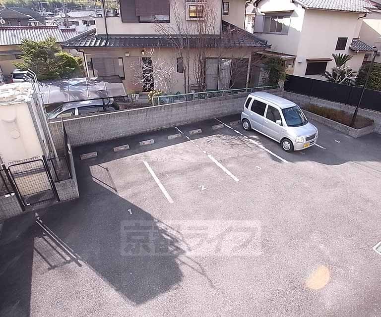 【レオパレスＨｏｌｌｙの駐車場】