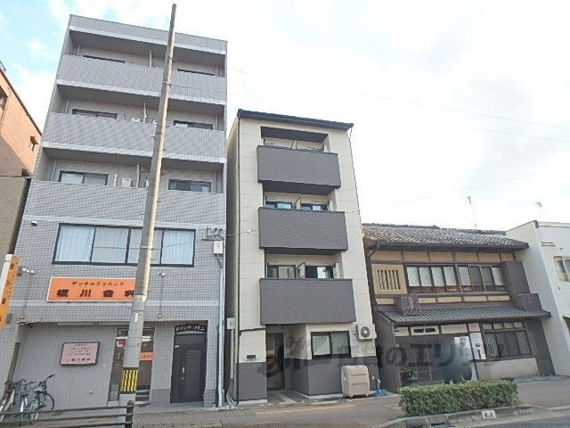 京都市南区四ツ塚町のマンションの建物外観