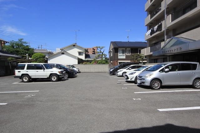 【グランシャトレ道後の駐車場】