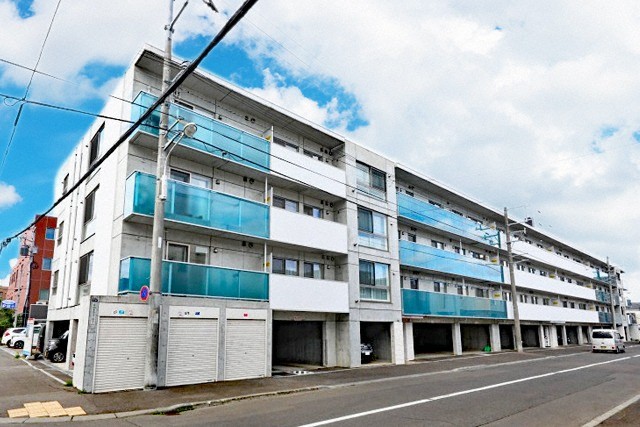 札幌市中央区南二十条西のマンションの建物外観