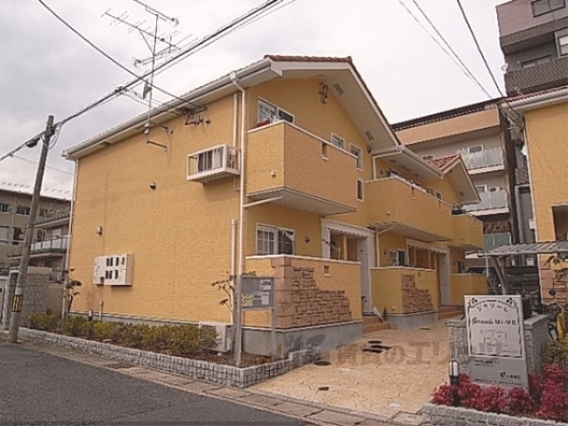 京都市左京区松ケ崎芝本町のアパートの建物外観