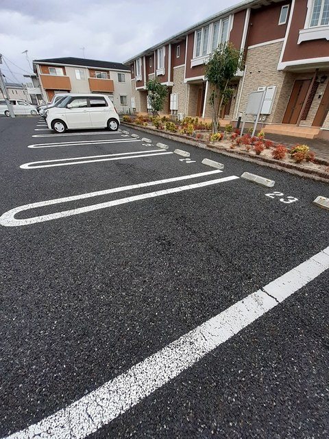 【愛知郡愛荘町愛知川のアパートの駐車場】