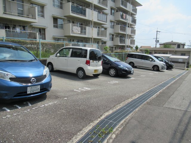 【兵庫県公社　宝梅園（2）6号棟の駐車場】