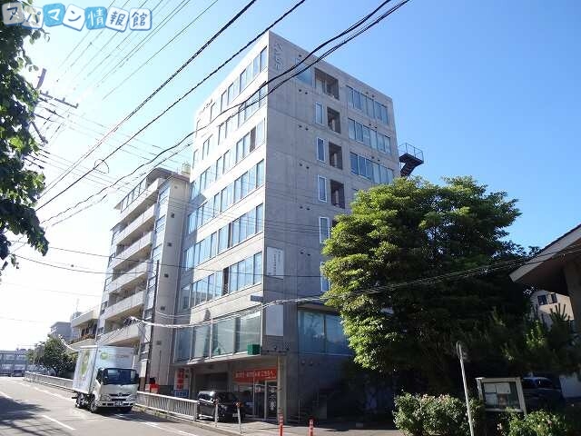 新潟市中央区医学町通２番町のマンションの建物外観