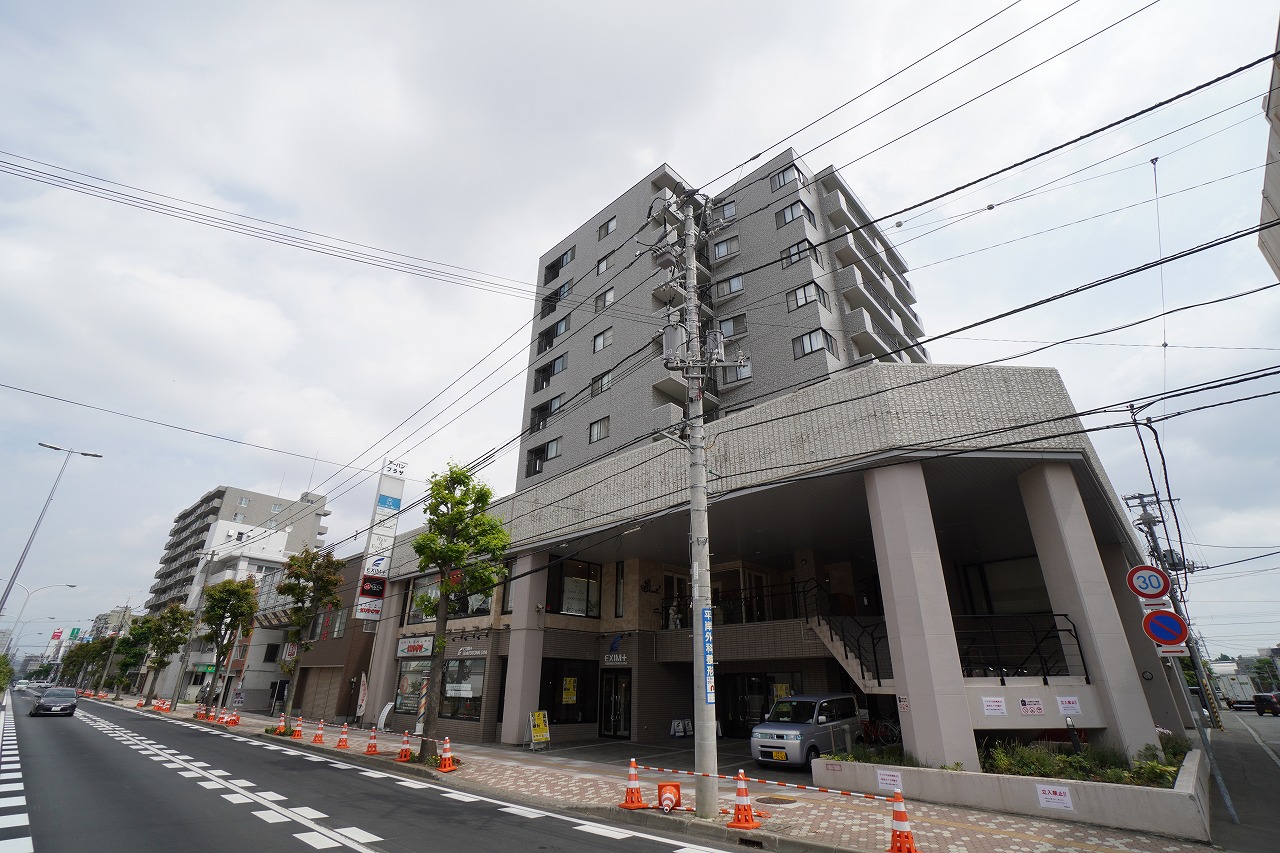 札幌市豊平区平岸三条のマンションの建物外観