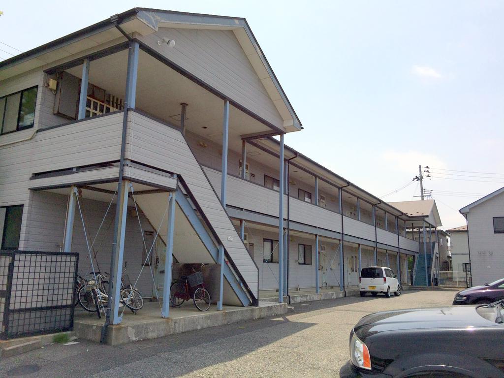 酒田市駅東のアパートの建物外観