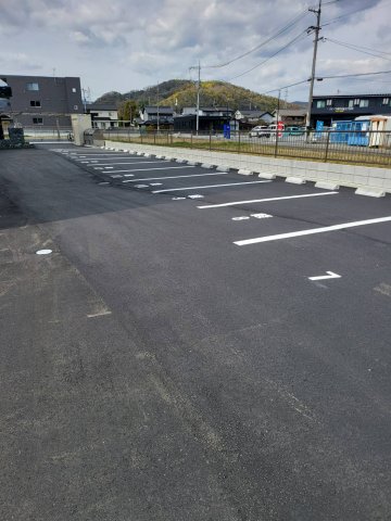 【福山市高西町川尻のマンションの駐車場】