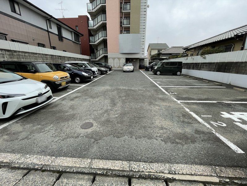 【福岡市西区小戸のマンションの駐車場】