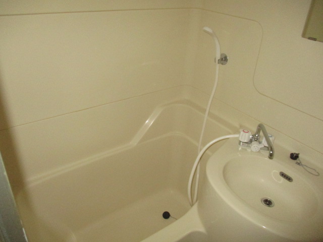 バス・シャワールーム　浴室3点ユニットタイプです。