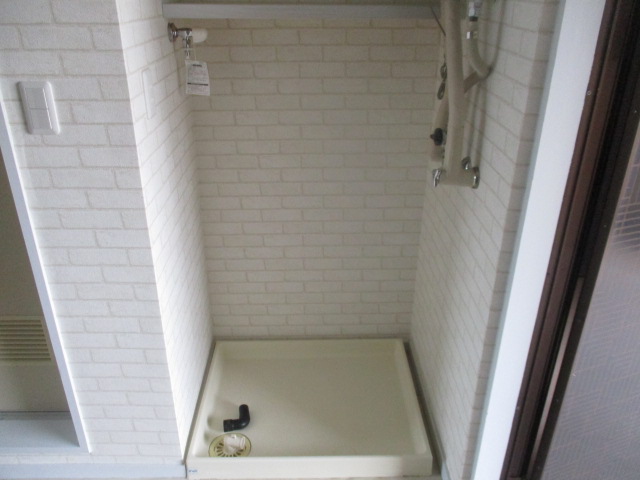 その他　室内洗濯機置き場。防水パン付きで安心です。