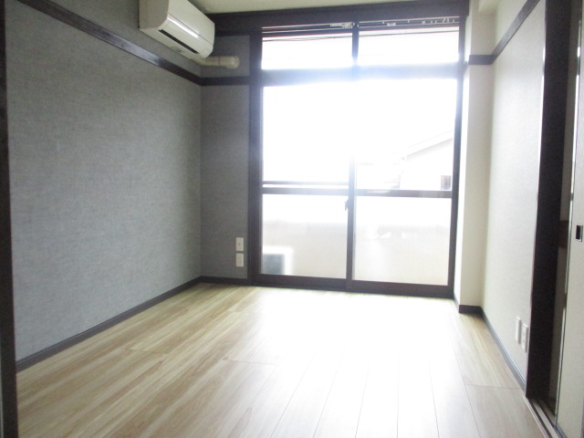 居室・リビング　和室畳から洋室フローリングに変更済み！