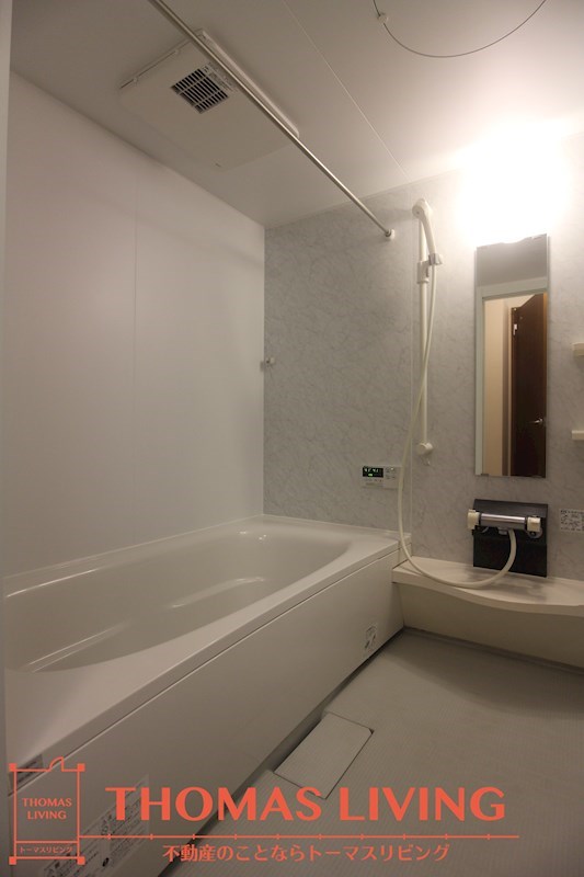 バス・シャワールーム　浴室乾燥や追い焚きもあります。