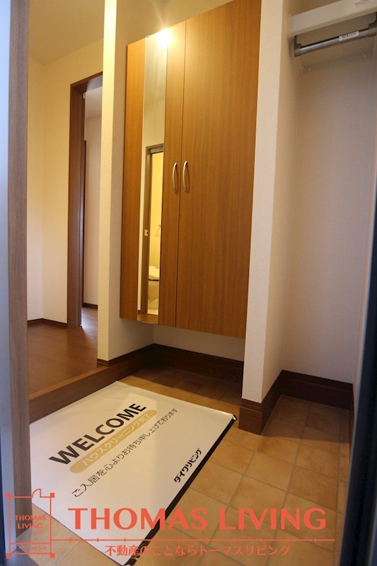 玄関　トールサイズのシューズボックスです。コートを掛けるハンガーも