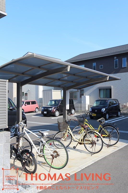 その他共有部分　駐輪場は敷地内に２箇所です。いづれも屋根付き。