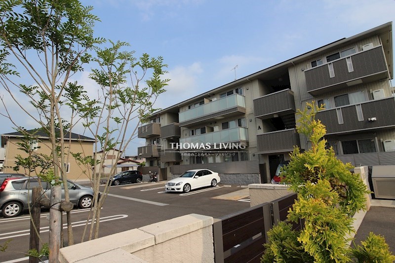 建物外観　防犯シャッターゲート付き。手前３階建ての物件が本物件です。