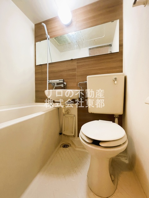 トイレ　白基調で清潔感のあるトイレです♪