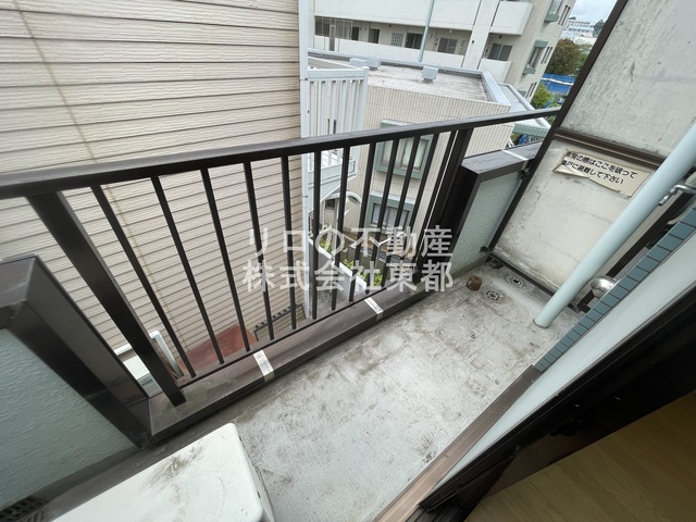 バルコニー　バルコニーがあるので洗濯物を太陽の下で干すことができます♪