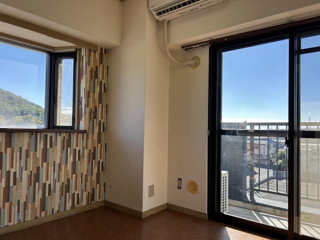 その他部屋・スペース　バルコニー側の洋室