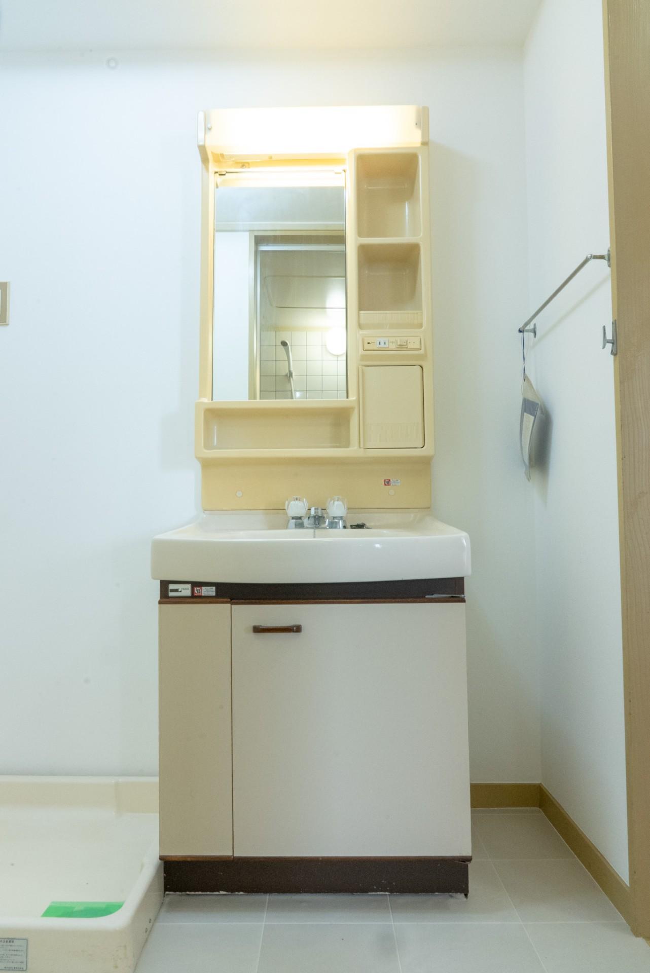 洗面設備　独立洗面台と洗濯機置き場